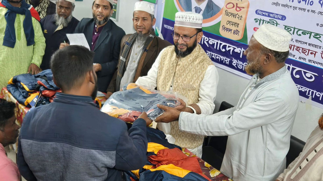 দাগনভূঞায় শ্রমজীবীদের মাঝে শীতবস্ত্র বিতরণ