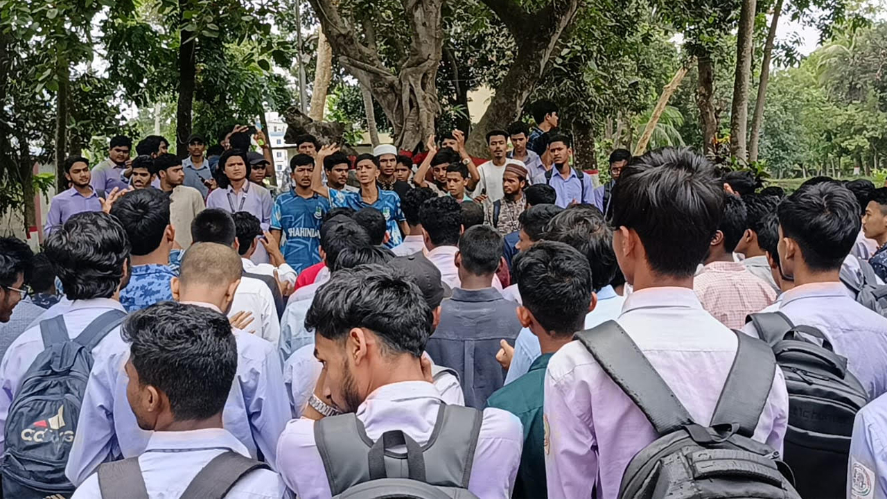 ফেনী পলিটেকনিকে বহিরাগত কিশোর গ্যাংয়ের হামলার প্রতিবাদে ক্যাম্পাসে সমবেত শিক্ষার্থীরা