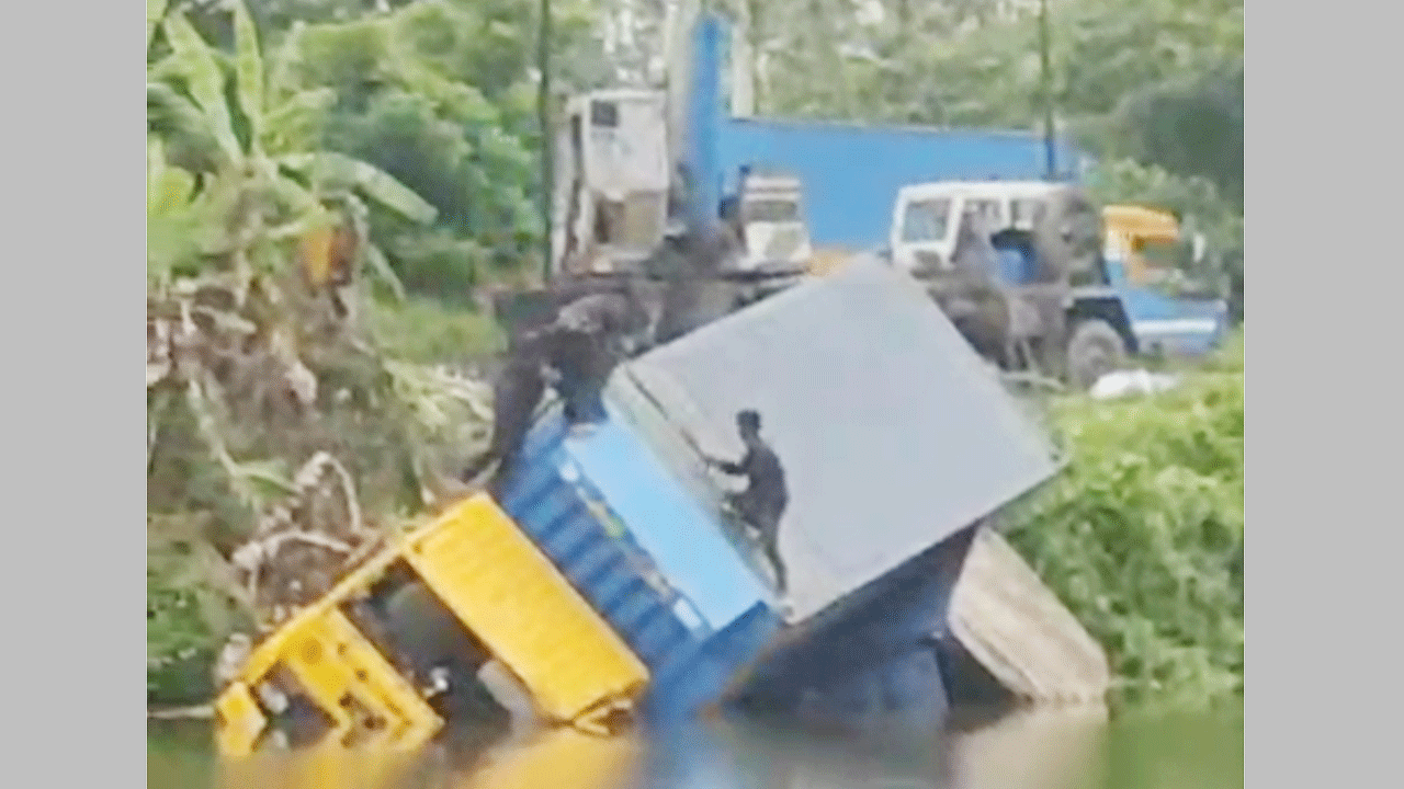 পুকুর থেকে তোলা হচ্ছে দুর্ঘটনাকবলিত কাভার্ডভ্যান ও পিকআপ