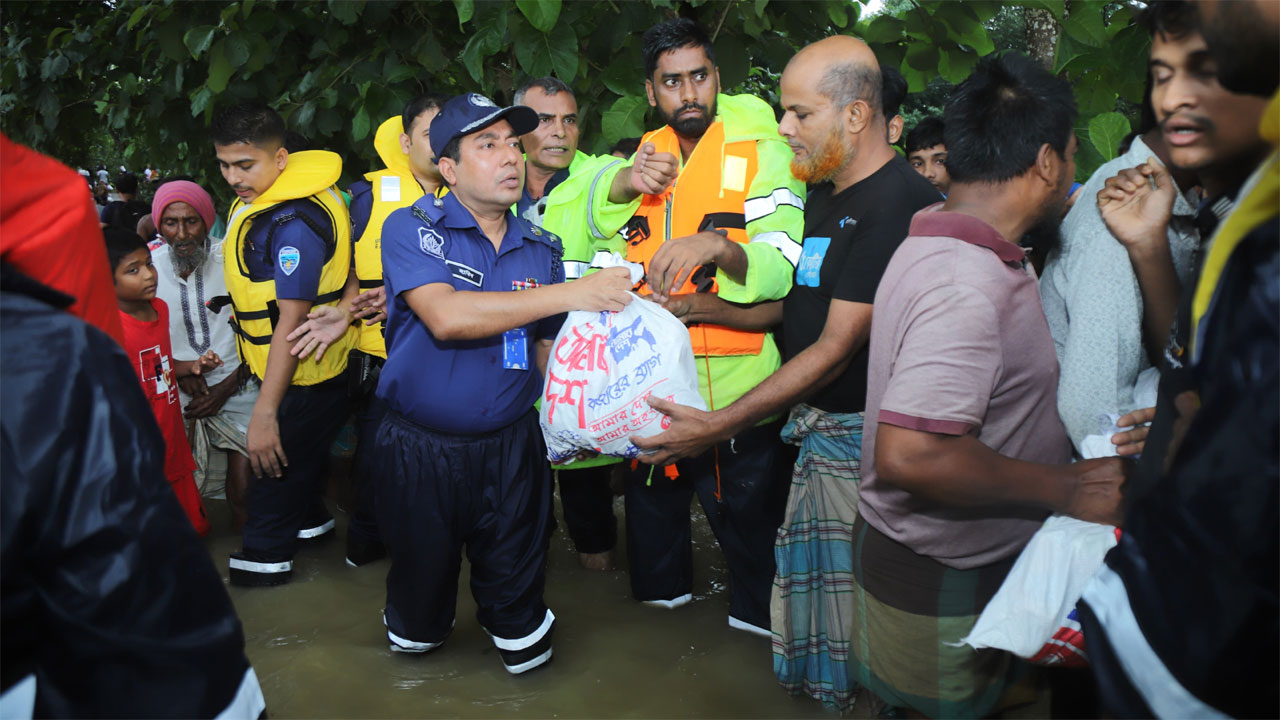 জেলা পুলিশের পক্ষ থেকে ত্রাণ তৎপরতা