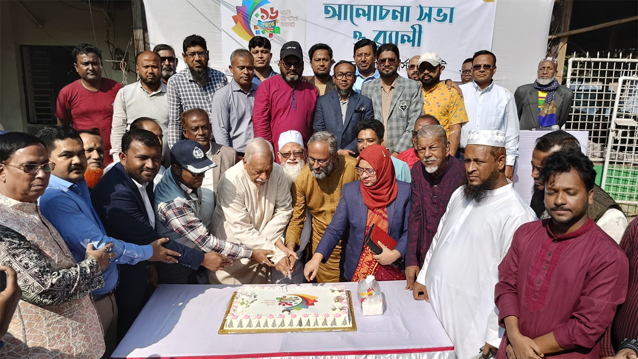 প্রতিষ্ঠাবার্ষিকীর কেক কাটেন অতিথিরা