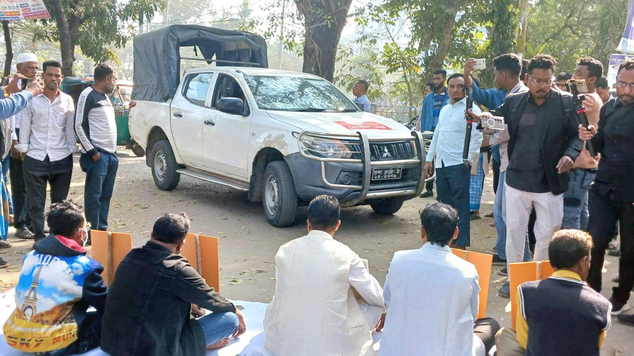 জেলা রিটার্নিং কর্মকর্তার কার্যালয়ের ফটকে অনশনে ট্রাক প্রতীকের প্রার্থী তারিকুল ইসলাম ভূঞা