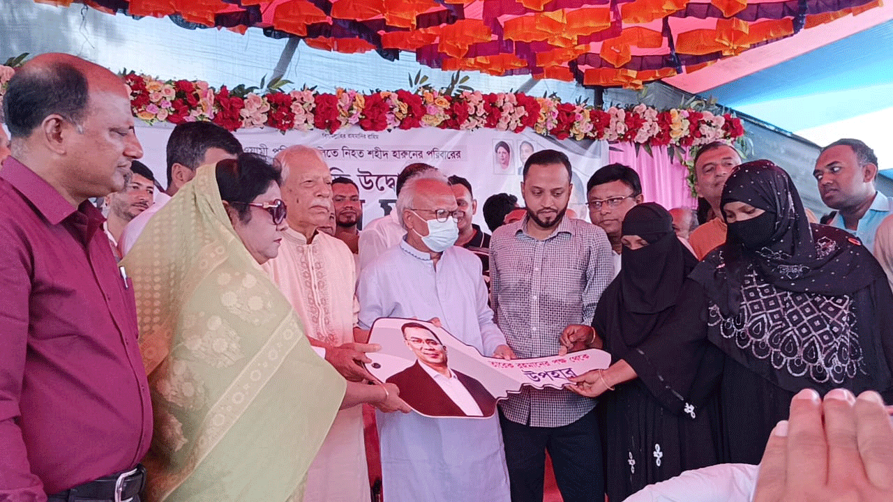 হারুনুর রশিদের পরিবারকে বাড়ির চাবি হস্তান্তর করছেন বিএনপির ভারপ্রাপ্ত মহাসচিব রুহুল কবির রিজভী