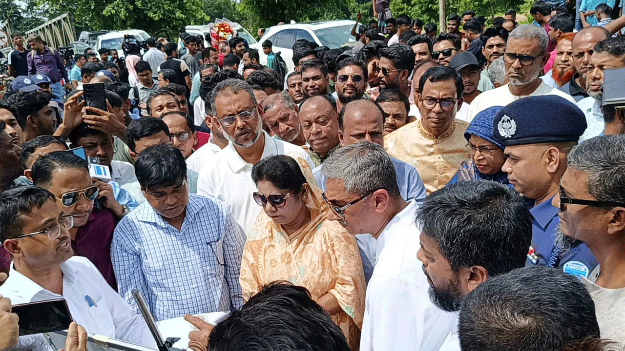 পরশুরাম অংশে বাঁধ পরিদর্শন করছেন পানি সম্পদ মন্ত্রী শহীদ উদ্দিন চৌধুরী এ্যানী