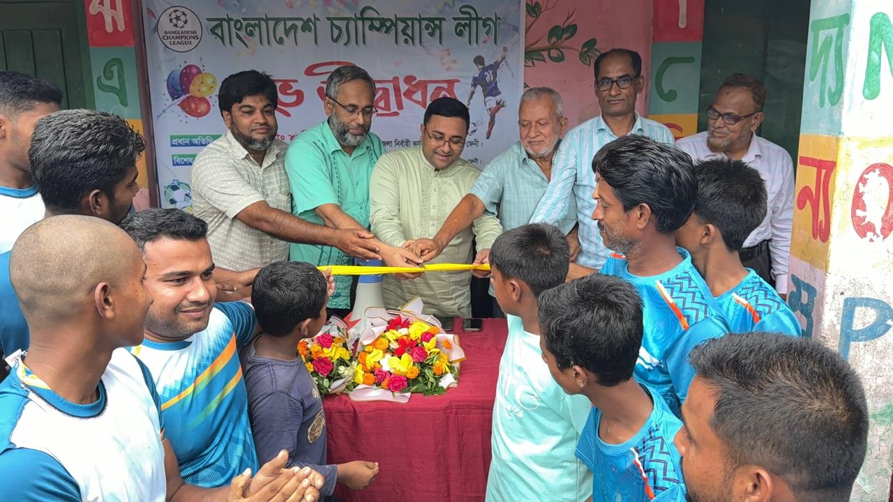 ফেনীর দাগনভূঞায় ফুটবল টুর্নামেন্টের উদ্বোধন