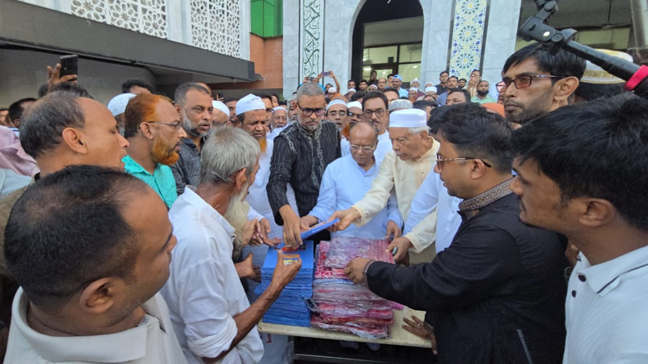 অসহায়-দুস্থ নারী-পুরুষের মাঝে বস্ত্র বিতরণ করেন আবদুল আউয়াল মিন্টুসহ অন্যরা