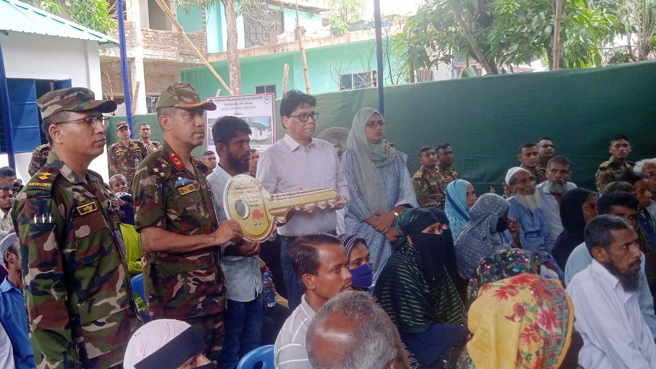 ফেনীতে বন্যায় ক্ষতিগ্রস্ত পরিবারের কাছে ঘর হস্তান্তর অনুষ্ঠন