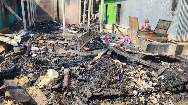 আগুনে পুড়ে যাওয়া বসতঘর