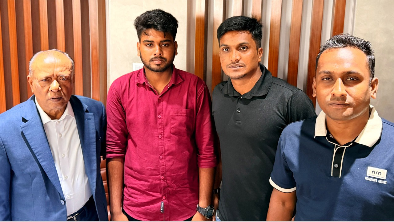 ফেনীতে আওয়ামী নির্যাতনে বিতাড়িত ছাত্রদল নেতার পাশে পরিবেশ মন্ত্রী