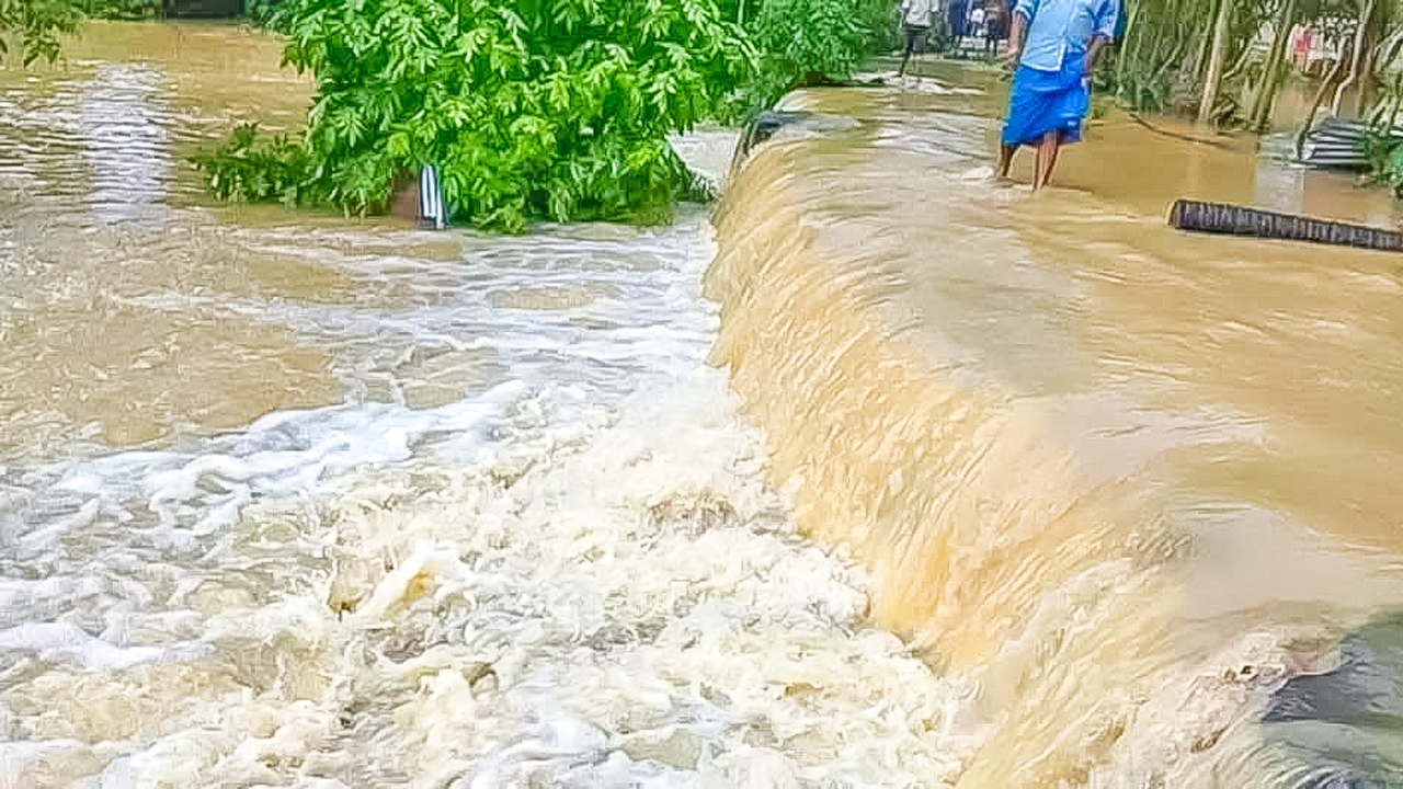 বন্যার পানিতে প্লাবিত গ্রামীণ সড়কের দৃশ্য