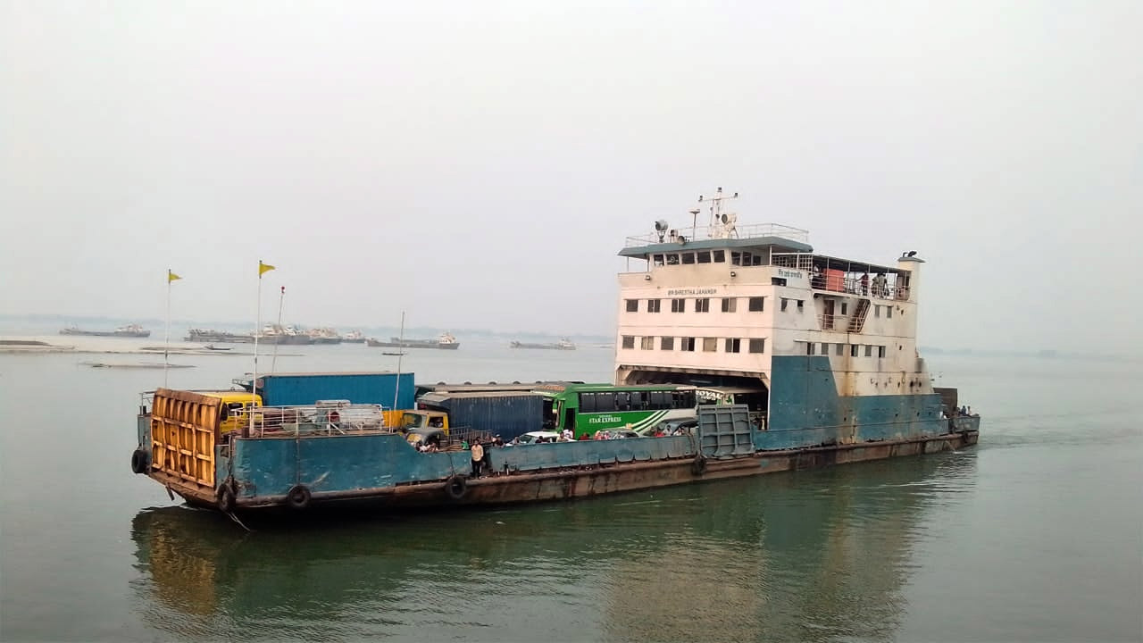 বৈরী আবহাওয়ায় দৌলতদিয়া-পাটুরিয়ায় চলছে ফেরি