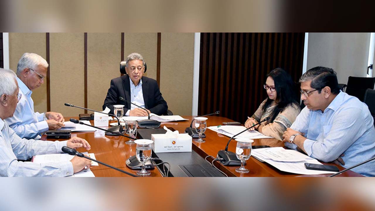ফ্যামিলি কার্ড নিয়ে গঠিত মন্ত্রিপরিষদ কমিটির সভায় কথা বলেন অর্থমন্ত্রী আমির খসরু মাহমুদ চৌধুরী