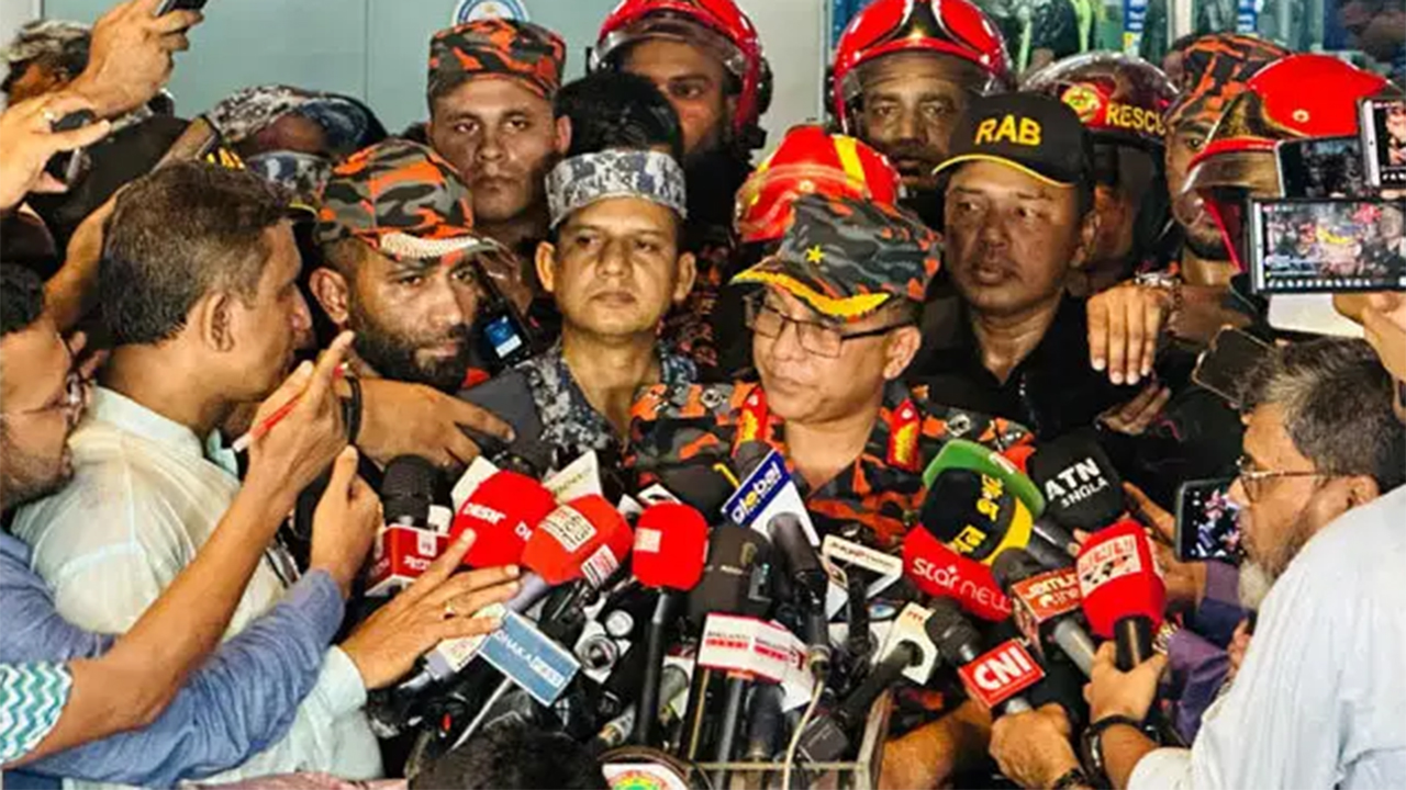 গণমাধ্যমের সাথে কথা বলছেন ফায়ার সার্ভিসের মহাপরিচালক ব্রিগেডিয়ার জেনারেল মুহাম্মদ জাহেদ কামাল
