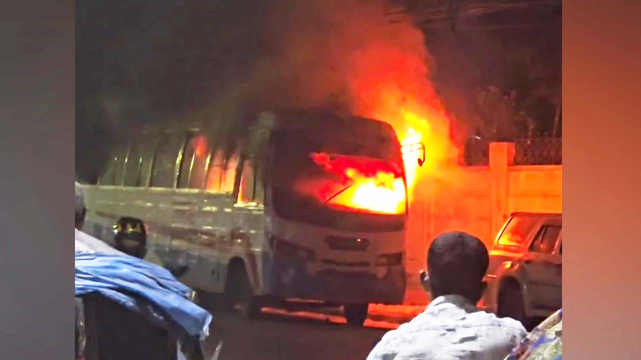 পুরান ঢাকার সূত্রাপুর এলাকায় ফায়ার সার্ভিসের গেটের সামনে দাঁড়িয়ে থাকা বাসে আগুন