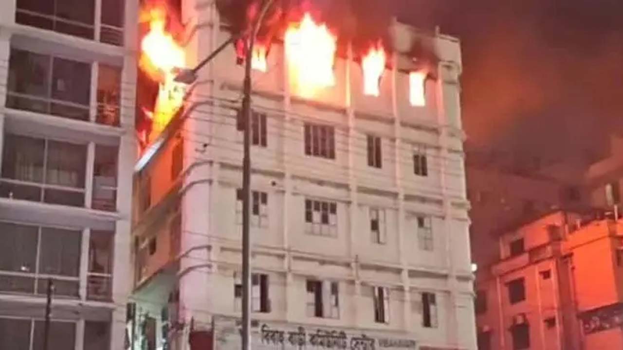 মিরপুরের কালশীতে বহুতল ভবনে আগুন