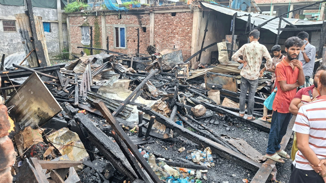 আগুনে পুড়ে যাওয়া দোকান