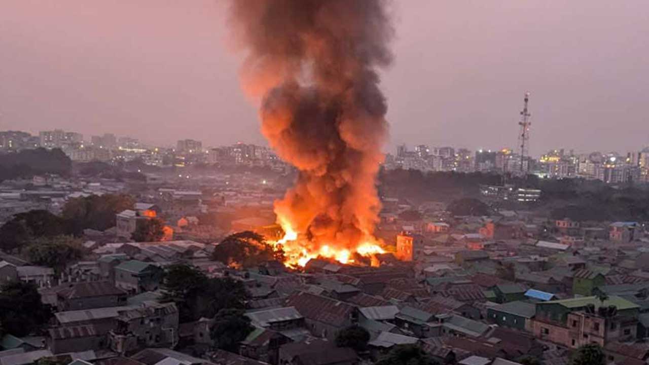 আগুনে জ্বলছে মহাখালীর কড়াইল বস্তি