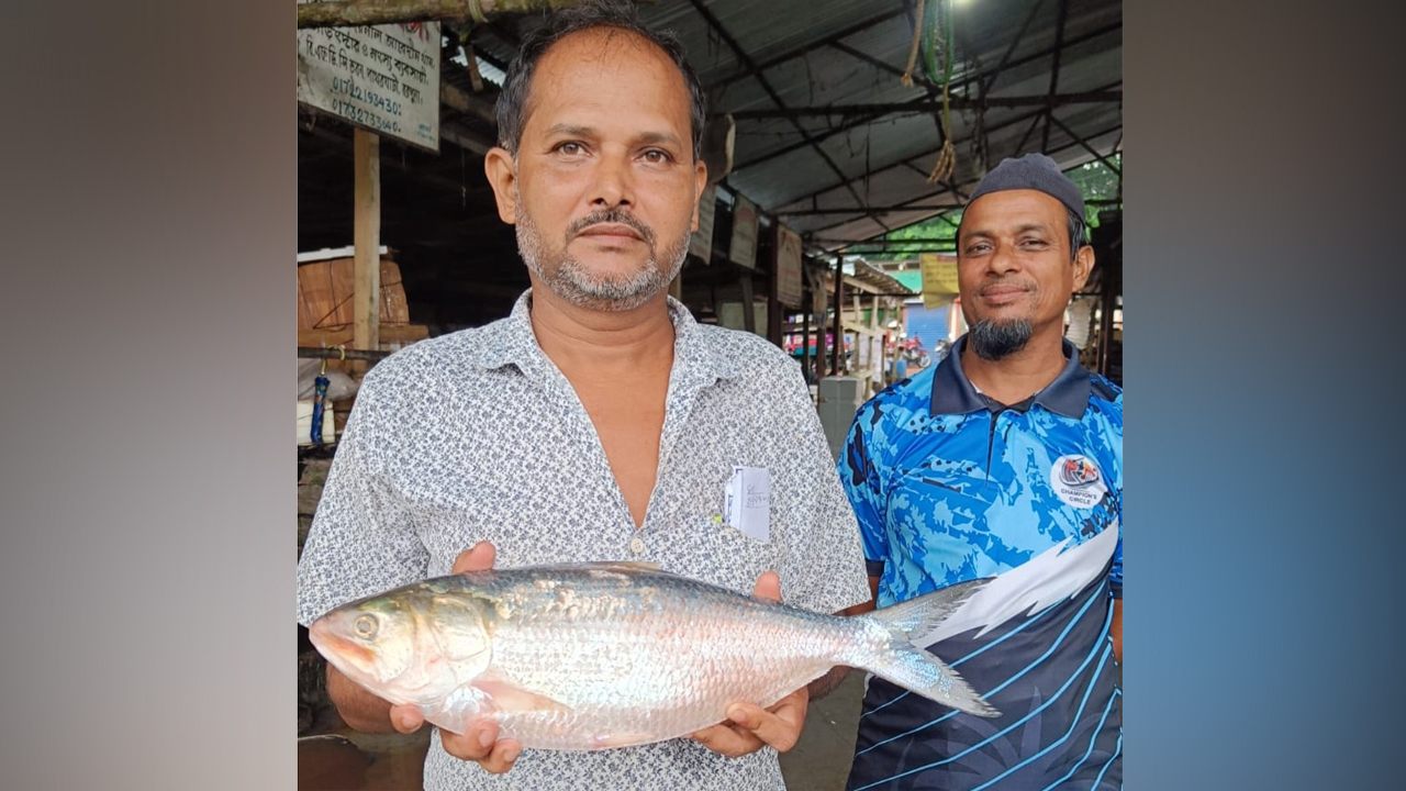 দেড় কেজি ইলিশ হাতে মৎস্য পাইকার মো: শিমু