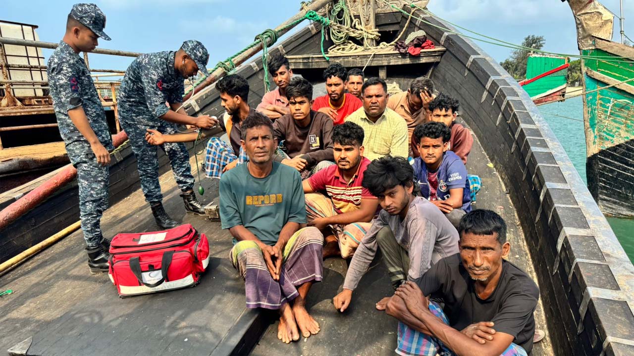 ট্রলারসহ ১৫ জেলে উদ্ধার