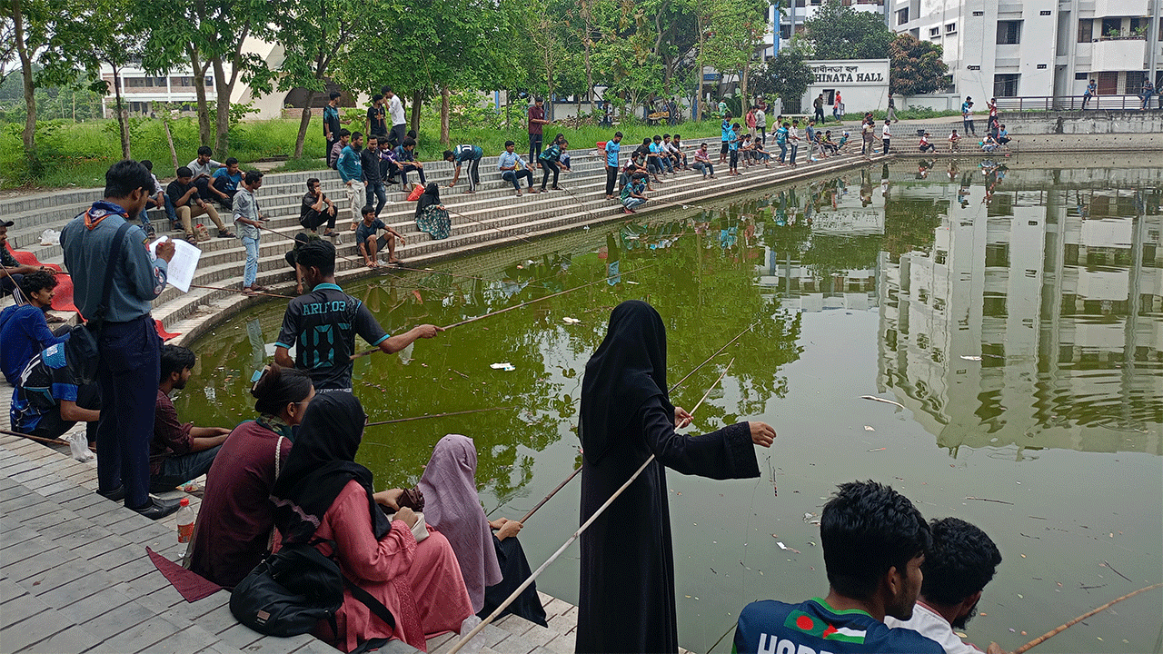 পাবিপ্রবিতে উৎসবমুখর পরিবেশে মাছ ধরার প্রতিযোগিতা