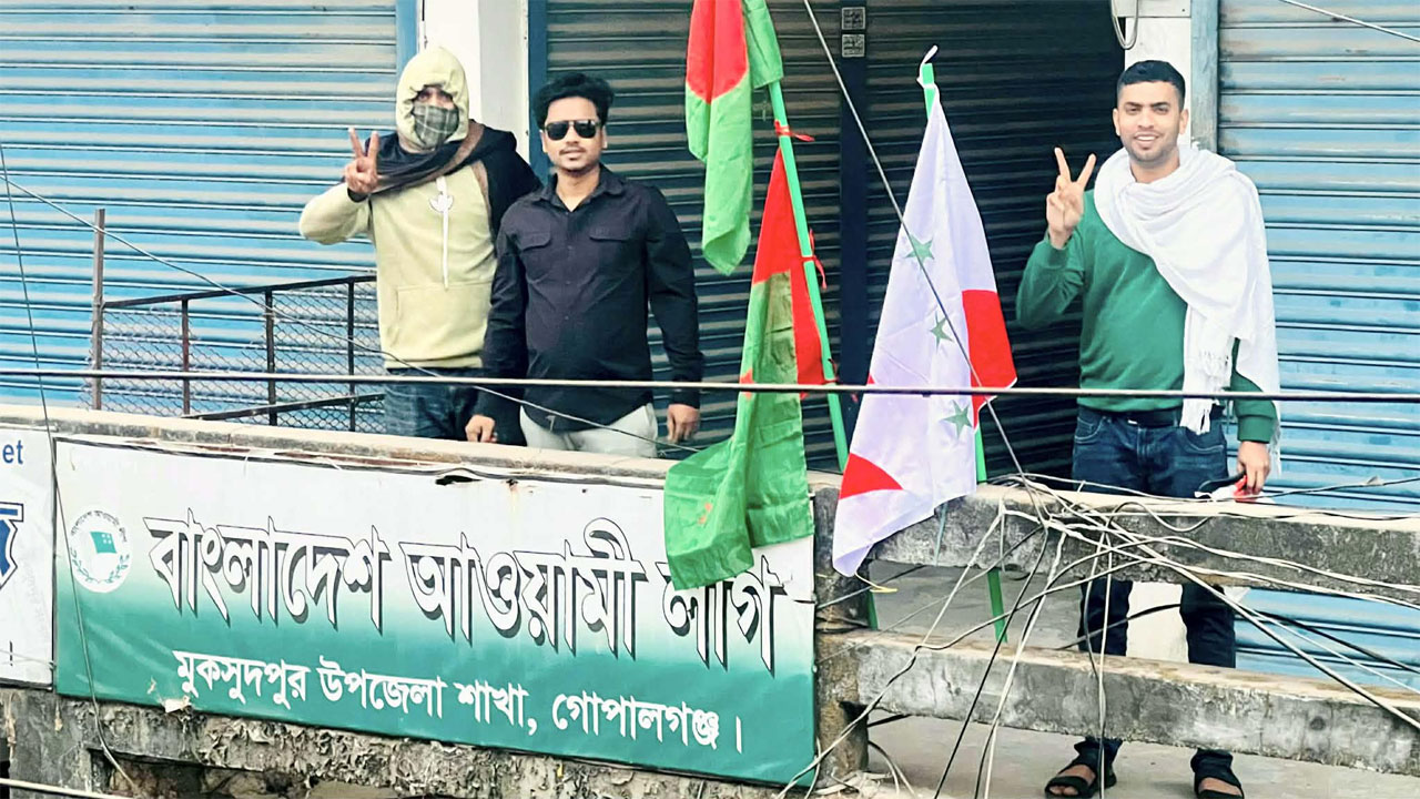 মুকসুদপুর উপজেলা আ’লীগ কার্যালয়ে পতাকা