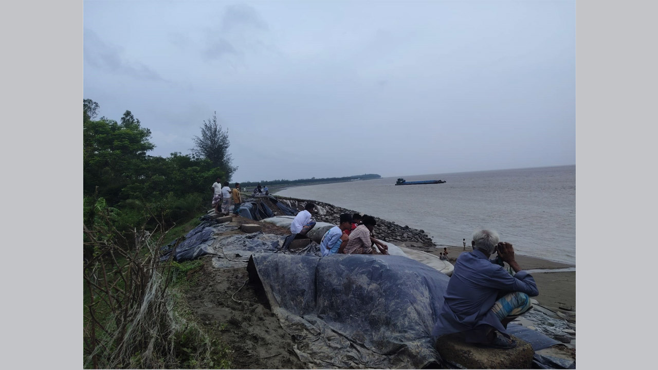 বন্যায় বেড়িবাঁধে ভাঙন সৃষ্টি হওয়ায় বাঁশখালীর খানখানাবাদ ইউপির প্রেমাশিয়ায় আতঙ্কিত স্থানীয়রা
