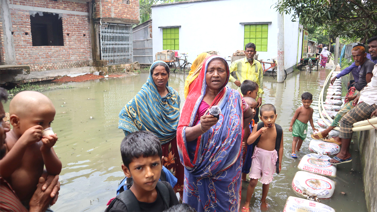 টানা বৃষ্টিতে সাতক্ষীরা শহরের নিম্নাঞ্চল প্লাবিত