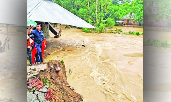 ভারতের ত্রিপুরা থেকে আসা পাহাড়ি ঢলে ফেনীতে ভেঙে গেছে বেড়িবাঁধ