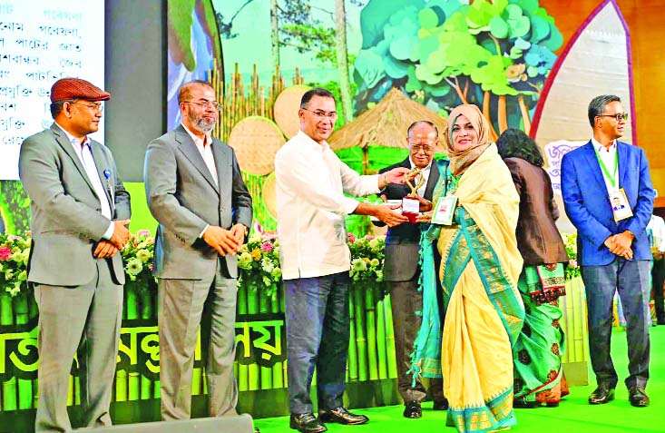 প্রধানমন্ত্রী তারেক রহমান গতকাল জাতীয় পরিবেশ পদকসহ বিভিন্ন ক্যাটাগরিতে পুরষ্কার প্রদান করেন : পিআইডি