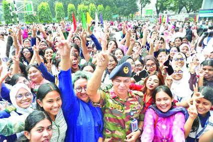 এইচএসসি ফল প্রকাশের পর রাজউক স্কুল অ্যান্ড কলেজের প্রিন্সিপালের সাথে উচ্ছ্বসিত শিক্ষার্থীরা : নয়া দিগন্ত
