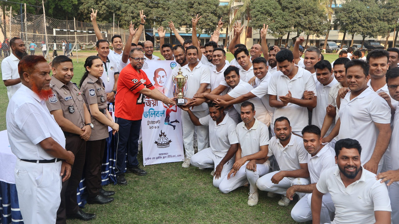 বিজয়ীদের হাতে ট্রফি তুলে দেয়া হচ্ছে