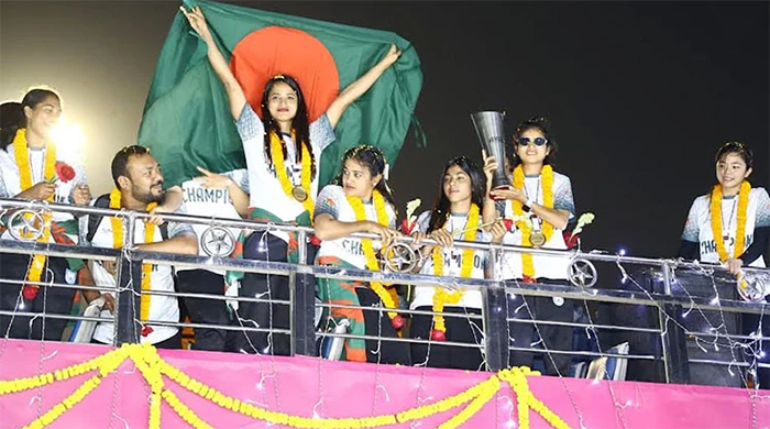 ছাদখোলা বাসে সাবিনা খাতুনের নেতৃত্বাধীন দলটিকে নিয়ে যাওয়া হয় হাতিরঝিলে অ্যাম্ফিথিয়েটারে