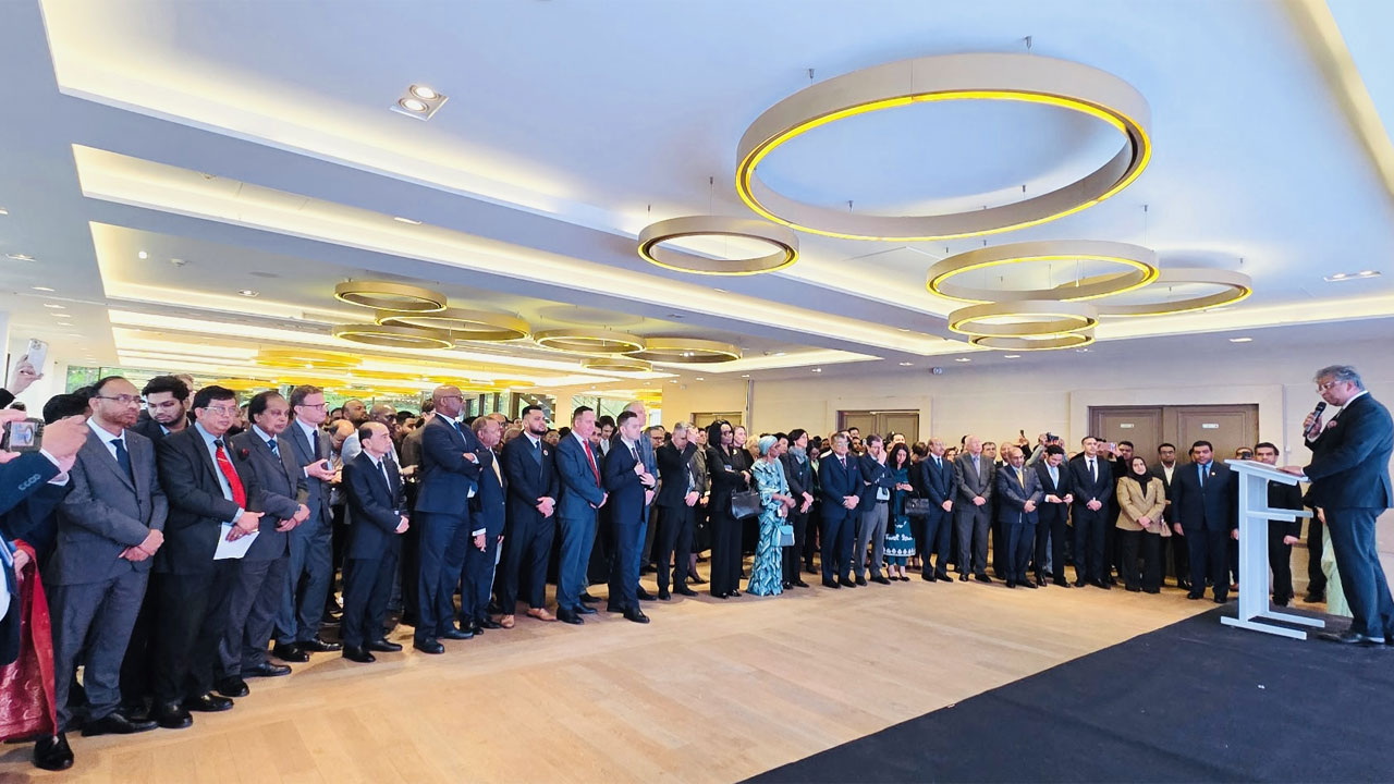 বক্তব্য দিচ্ছেন ফ্রান্সে বাংলাদেশের রাষ্ট্রদূত খন্দকার তালহা।