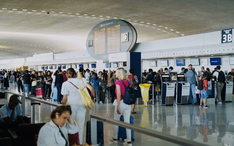 প্যারিসের শার্ল দ্য গোল এয়ারপোর্টের অভ্যন্তরীণ দৃশ্য