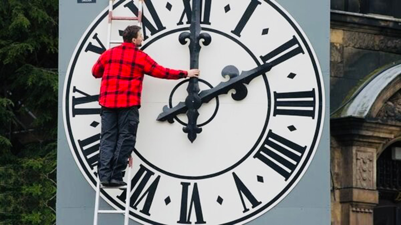 গ্রীষ্মকালের জন্য ঘড়ির কাঁটা এক ঘণ্টা এগিয়ে দেয়া হয়