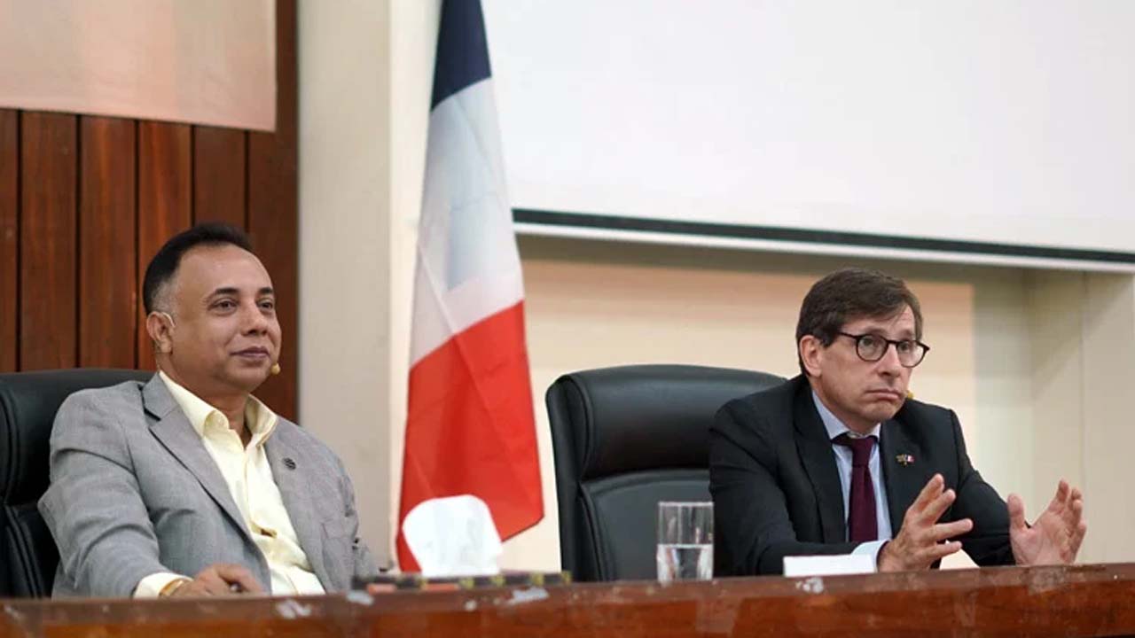 বক্তব্য দেন ফ্রান্সের রাষ্ট্রদূত জঁ-মার্ক সেরে-শার্লে