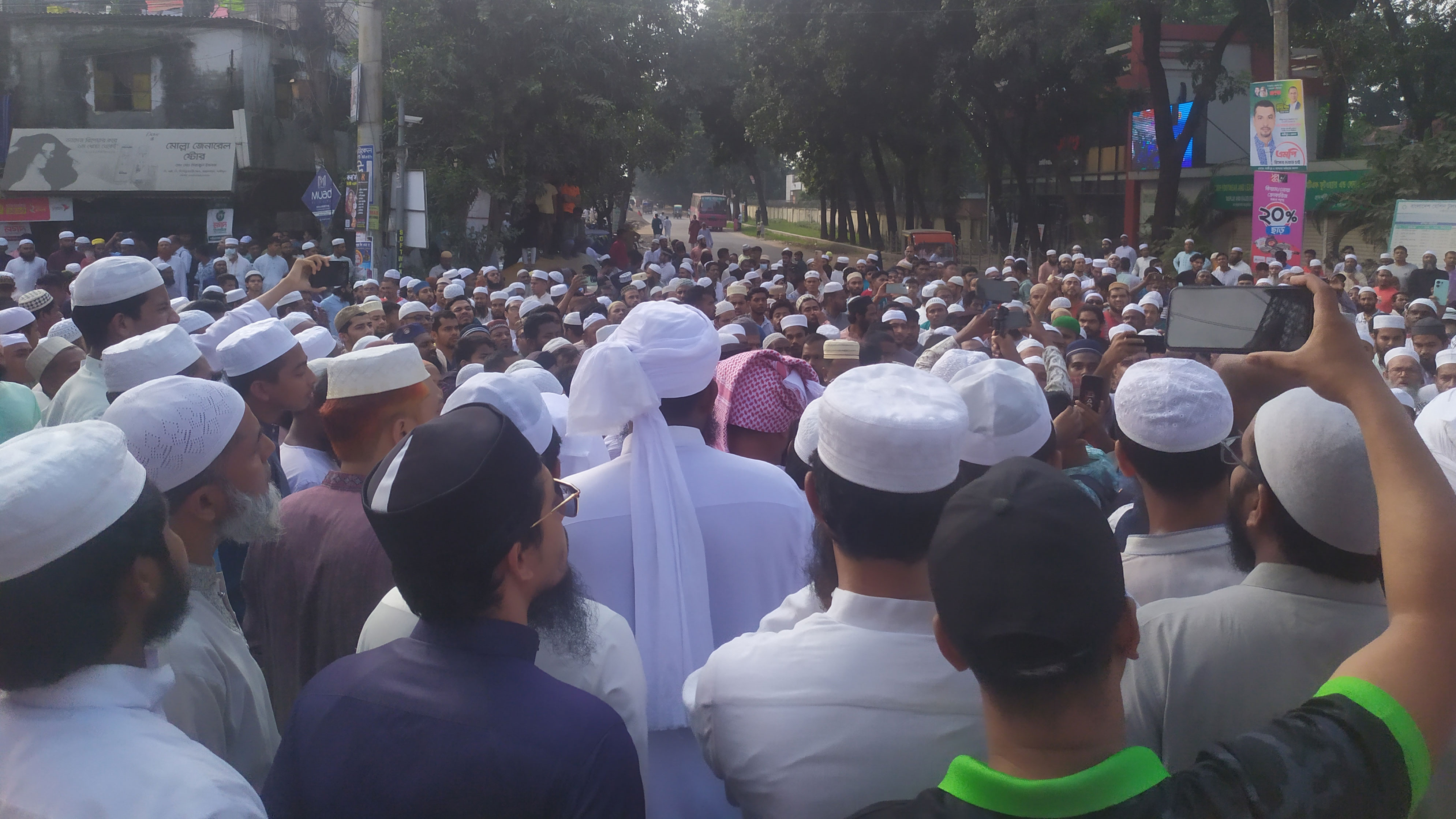 গাজীপুরে কুটির শিল্প মেলায় লটারির নামে প্রতারণার প্রতিবাদে এলাকাবাসীর বিক্ষোভ