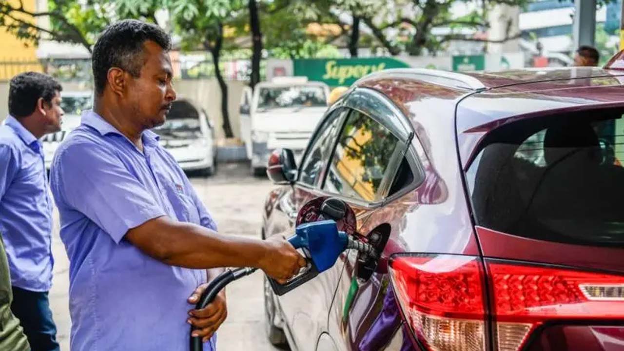জ্বালানি তেল নিচ্ছেন ভোক্তারা