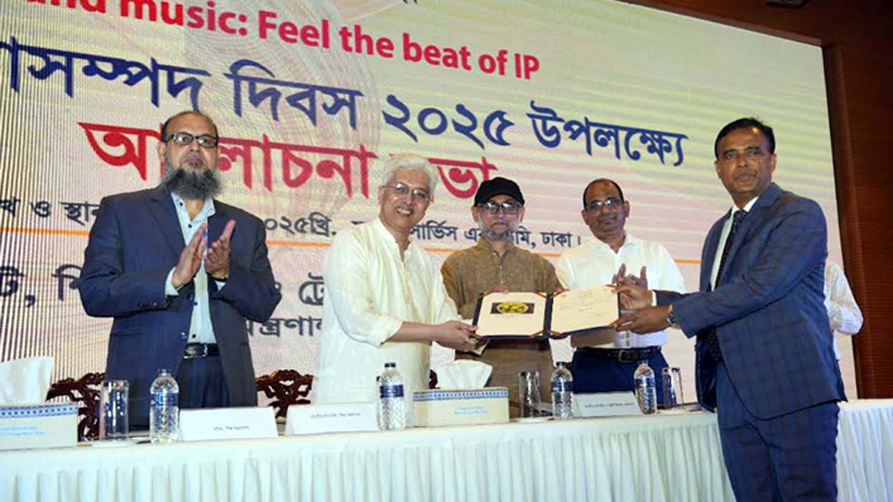 স্বীকৃতি সনদ গ্রহণ করছেন বরিশালের জেলা প্রশাসক মোহাম্মদ দেলোয়ার হোসেন