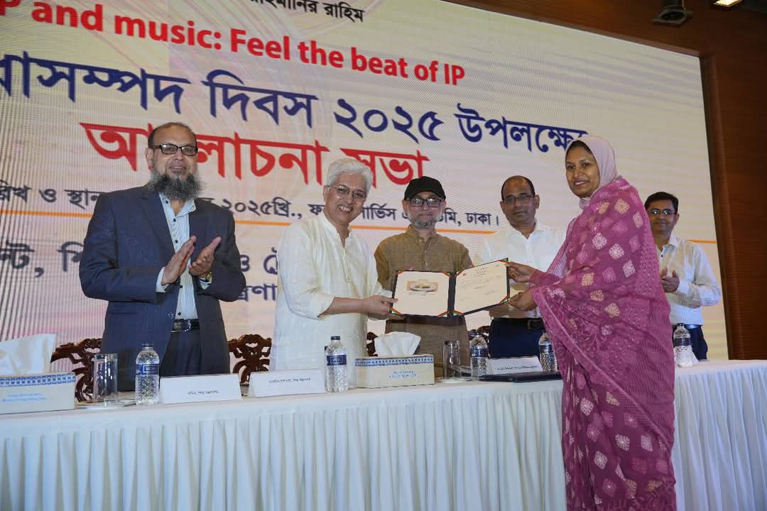 রাতাবোরো ধান ও পনিরের এ সনদ গ্রহণ করেন কিশোরগঞ্জ জেলা প্রশাসক ফৌজিয়া খান