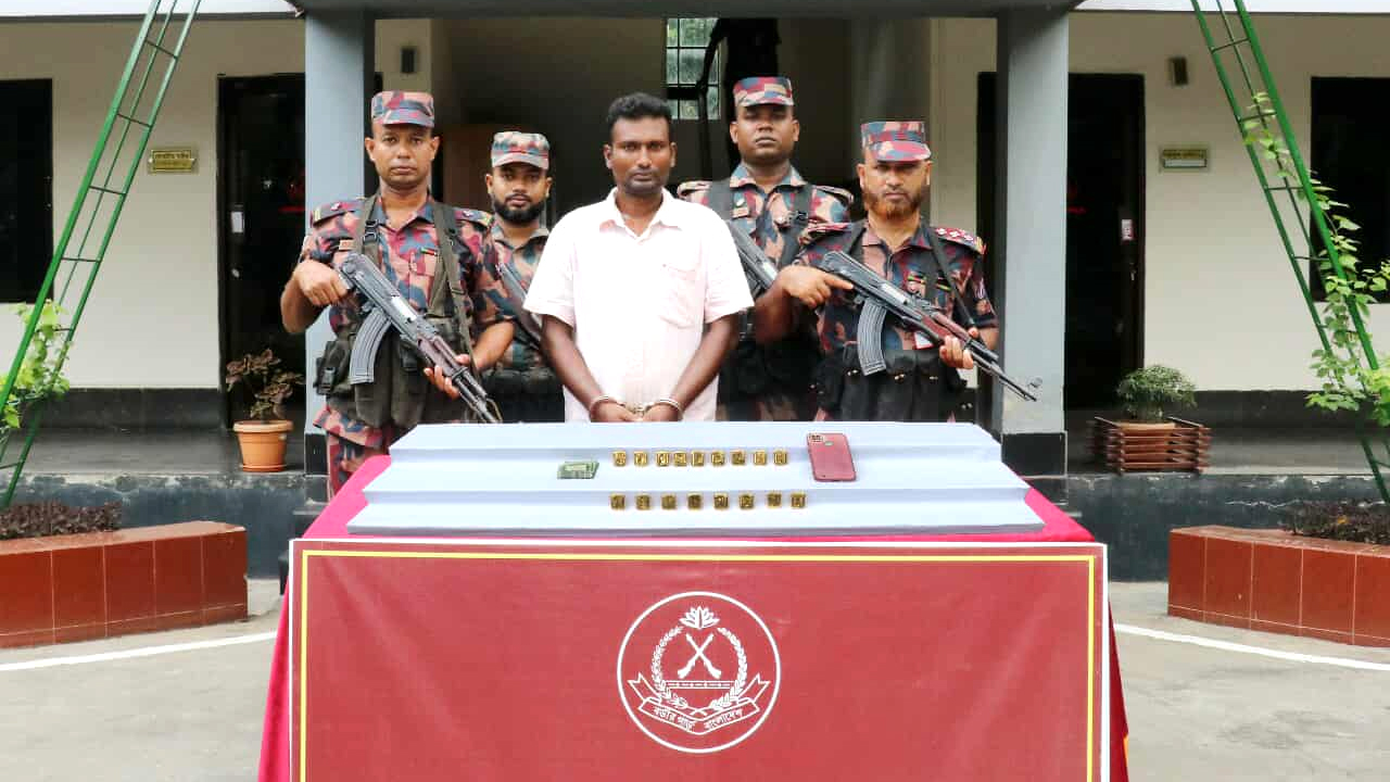 ১৭ স্বর্ণের বারসহ আটক যুবক