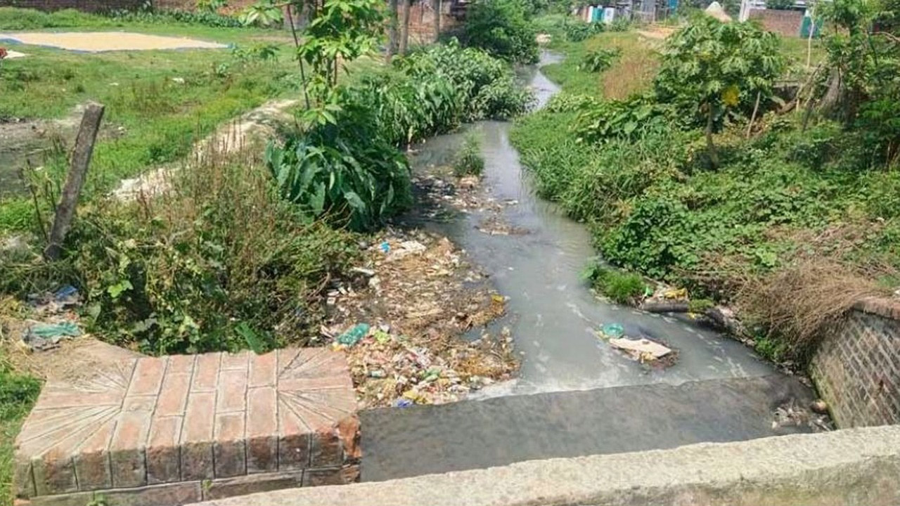 দখলদারদের কবলে জামালপুর শহরের গবাখালী : সামান্য বৃষ্টিতে জলাবদ্ধতা