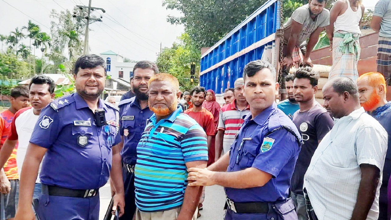 গাবতলীতে খাদ্যবান্ধব কর্মসূচির চাল বিতরণে অনিয়মের অভিযোগে ডিলার গ্রেফতার