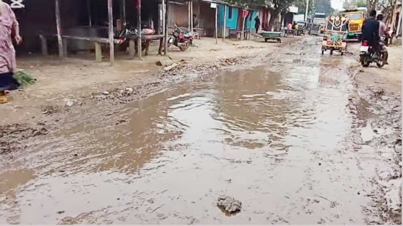 গফরগাঁওয়ে মুখী স্কুল বাজারের রাস্তা চলাচলের অনুপযোগী হয়ে পড়েছে