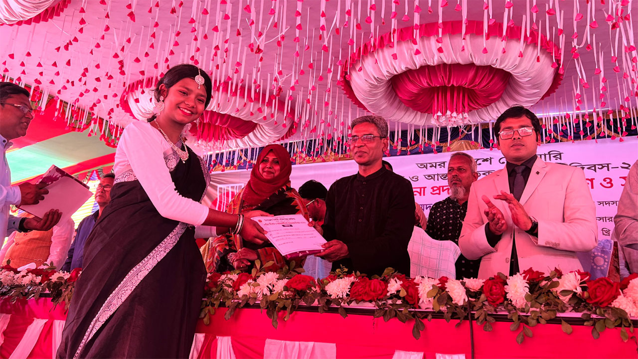 প্রতিযোগিতায় বিজয়ী শিক্ষার্থীদের মাঝে পুরস্কার বিতরণ