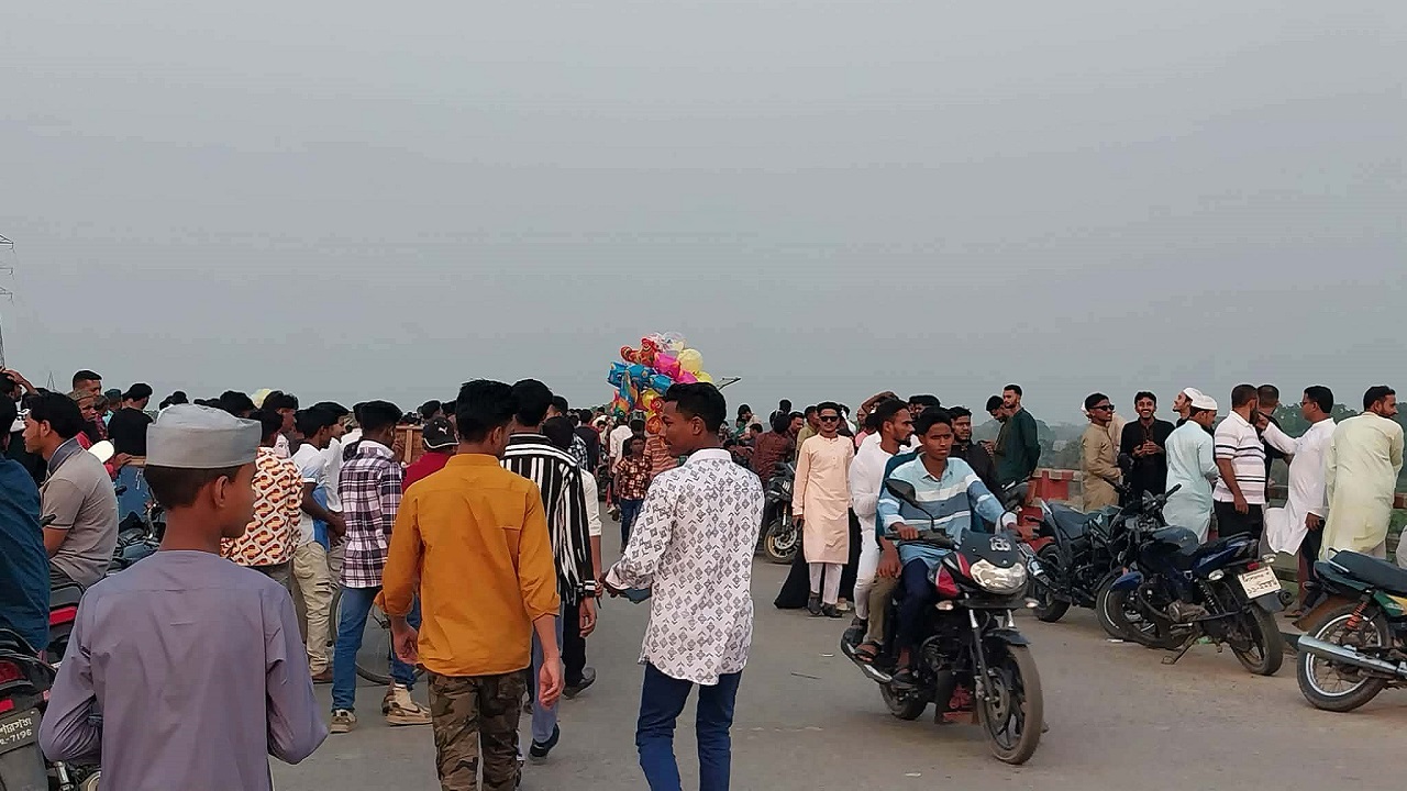 গফরগাঁওয়ে পুরাতন ব্রহ্মপুত্র নদের ব্রিজে ঈদের ছুটিতে মানুষের ঢল