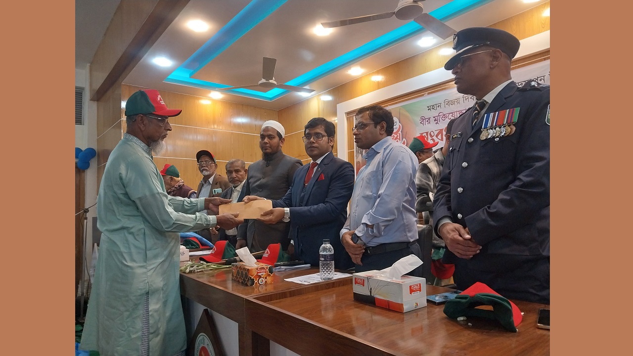 মহান বিজয় দিবসে গফরগাঁওয়ে বীর মুক্তিযোদ্ধা ও শহীদ পরিবারের সদস্যদের সংবর্ধনা