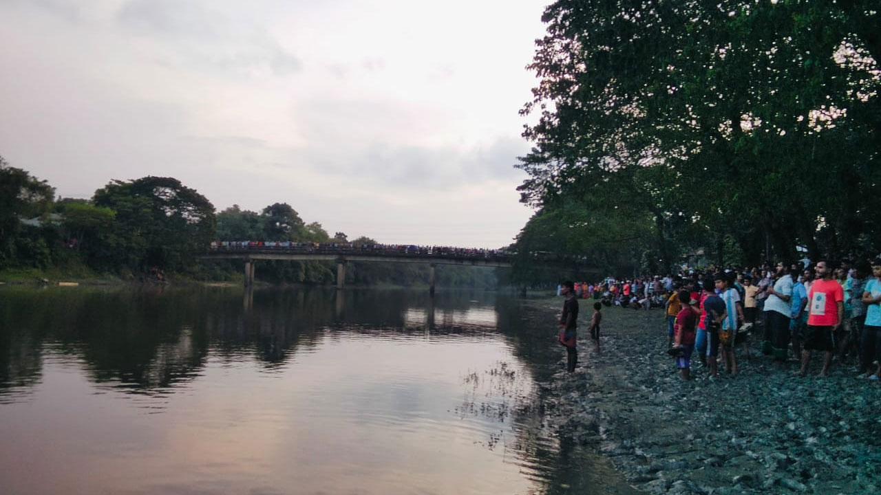 ঘটনাস্থলে উৎসুক জনতা
