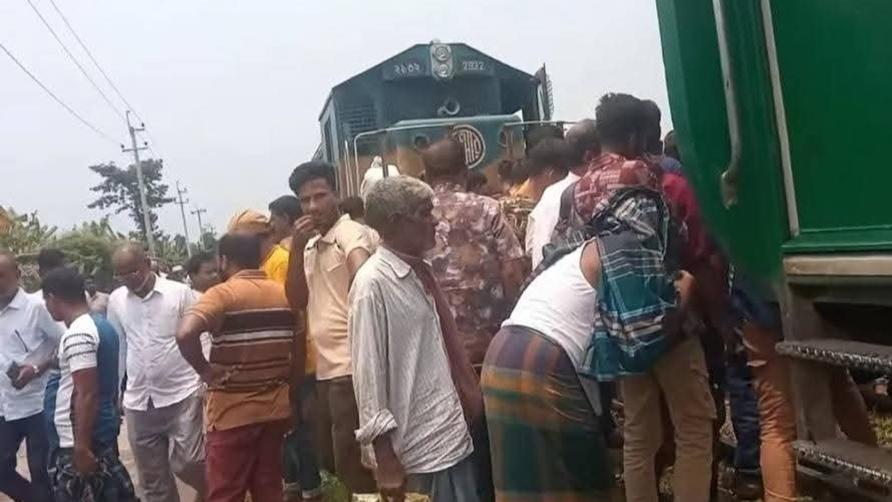 জামালপুর এক্সপ্রেস ট্রেনের কাপলার ভেঙে বগি থেকে ইঞ্জিন বিচ্ছিন্ন হয়ে গেছে