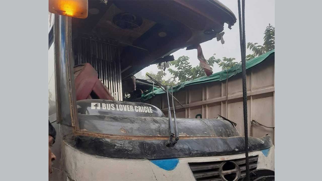 পলাশবাড়ীতে দুর্ঘটনাকবলিত বাস